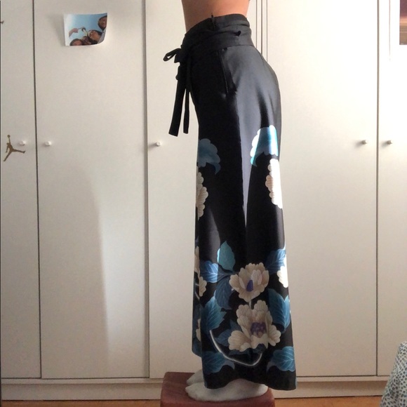 Black pants with flowers - Picture 2 of 3